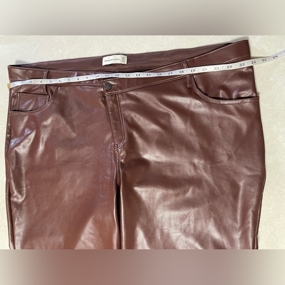Abercrombie & Fitch Curve Love Criss-Cross Waist
Vegan Leather 90s Straight 22 - Picture 9 of 13